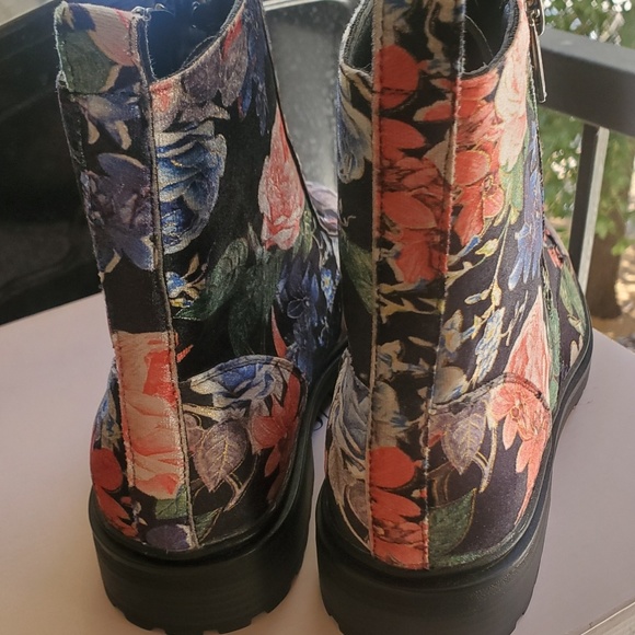 Woman Ankle Boots - Picture 3 of 4